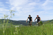 1 touristinfo-willingen-zwei-mountainbiker-panorama